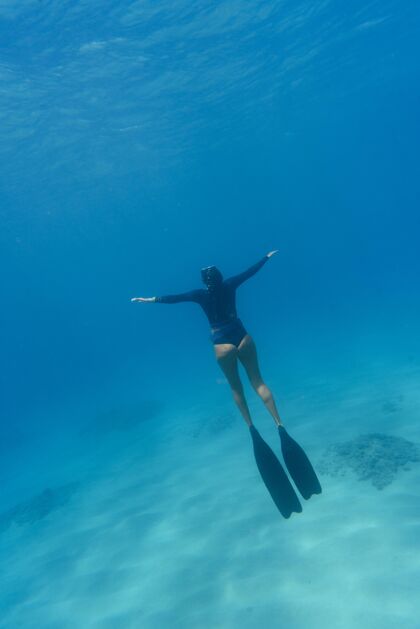 游泳运动员戴着潜水器在海里游泳的女人水下女子海洋
