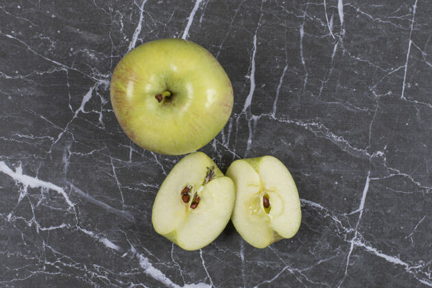 健康整个苹果和切成片的苹果放在大理石上成熟有机零食