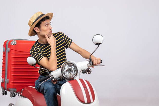 帽子正面图：年轻人戴着草帽坐在轻便摩托车上看着右边摩托车视图车辆