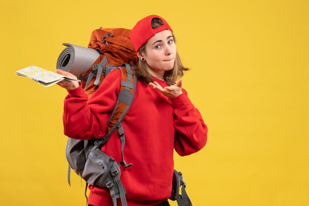 成人正面图：手持旅游地图的女性背包客时尚举行地图