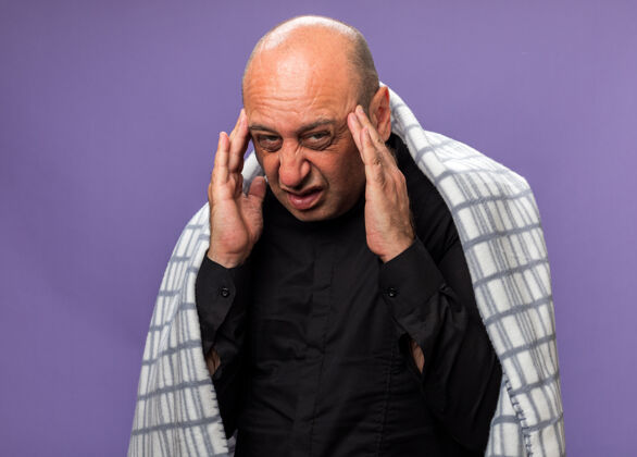 男人疼痛的成年白种人 裹着格子布 用温度计测量温度 把头隔离在紫色的墙上 留着复制空间疼痛疾病体温