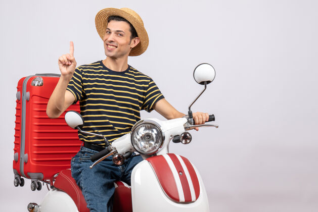 帽子面带微笑的年轻人 戴着草帽 坐在轻便摩托车上 眼前的景象让人大吃一惊稻草微笑的年轻人人