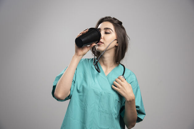 听诊器女医生用听诊器喝咖啡高质量的照片健康肖像工作