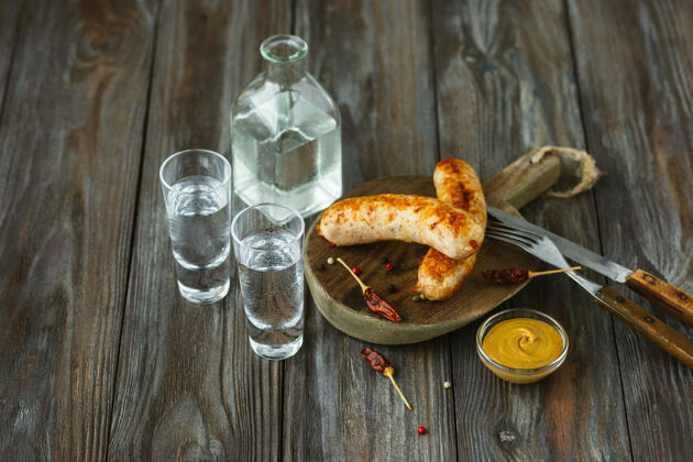 食物伏特加和传统小吃在木墙上小吃酒玻璃
