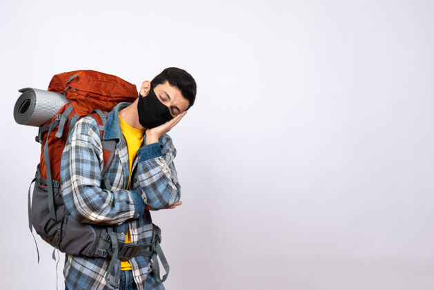 男性正面图疲惫的男性旅行者背着背包和面具睡觉动作成人人