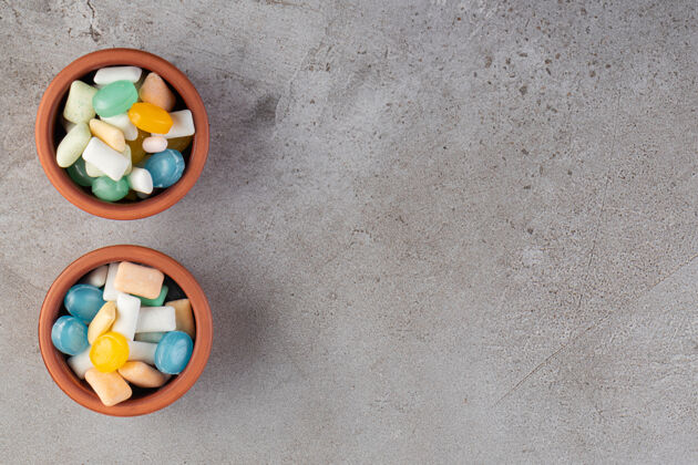 健康五颜六色的口香糖放在石桌上堆美味泡泡