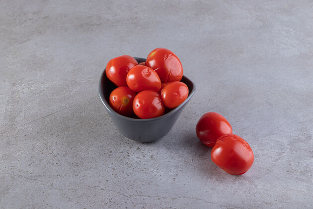 泡菜放在石头表面的一碗腌番茄保鲜食品罐头