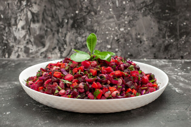 沙拉灰色背景上有甜菜和豆子的前视图调味汁沙拉蔓越莓维管植物健康