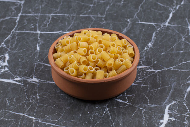 意大利特写照片陶器与生面食充分碗营养烹饪