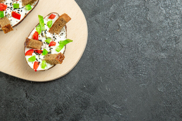 美食俯瞰美味的鳄梨餐 酸奶油切片辣椒和面包片放在灰色表面午餐切片餐厅