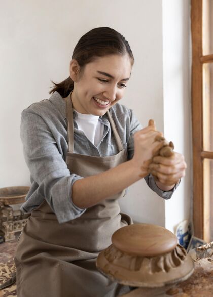 制造厂在陶器厂工作的女人波特工作制造