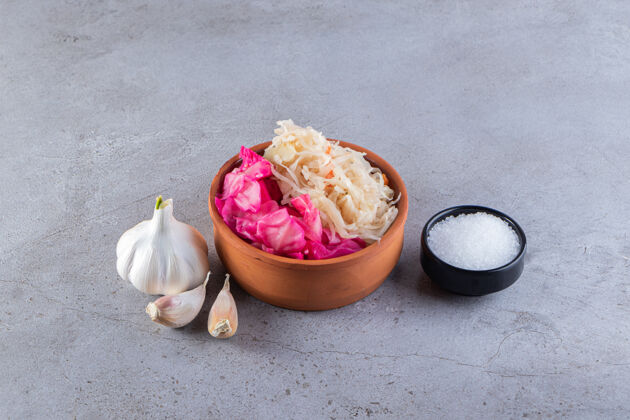 卷心菜放在石桌上的咸白菜红色食物好吃