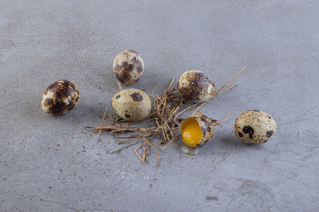 生的生鹌鹑蛋放在石桌上生的鹌鹑新鲜