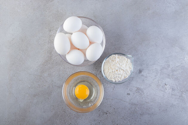 未煮熟的把新鲜的生鸡蛋放在石头上鸡肉蛋清鸡蛋
