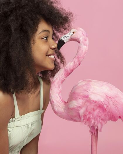 孩子年轻可爱的女孩与玩具火烈鸟合影的肖像可爱年轻玩具