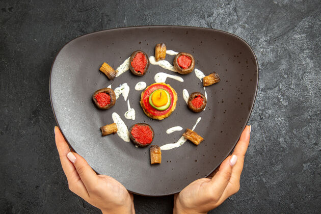 新鲜顶部视图熟南瓜设计餐内板上的灰色表面一餐食物盘子
