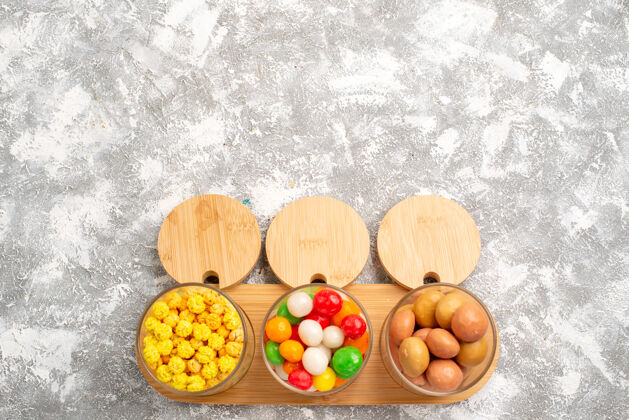 蔬菜不同糖果的俯视图白色表面上五颜六色的糖果不同的糖果南瓜食品