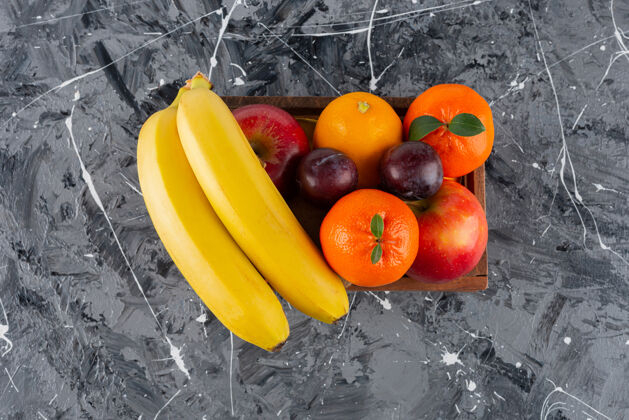 健康在大理石表面放满新鲜水果的木箱天然香蕉混合