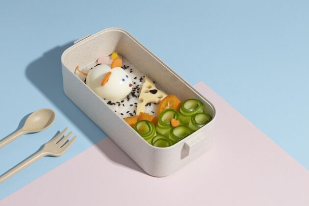 日本日本便当盒的高角度构图组成午餐安排