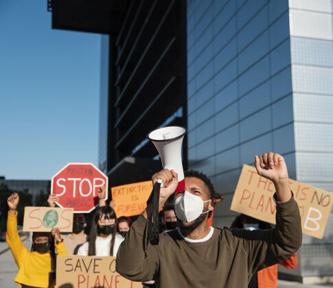 横向人们戴着面具抗议抗议活动家