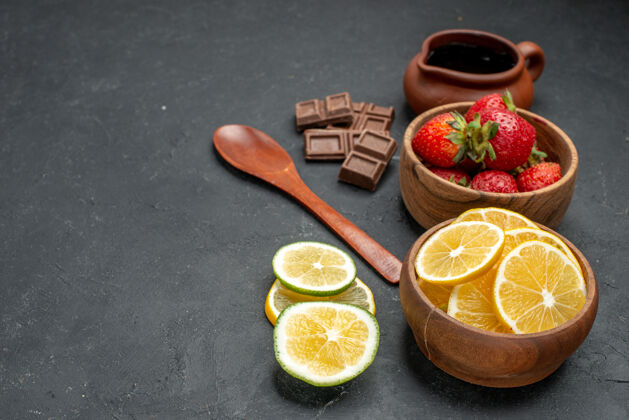 食品前视图新鲜水果草莓和柠檬灰色背景水果新鲜水果健康