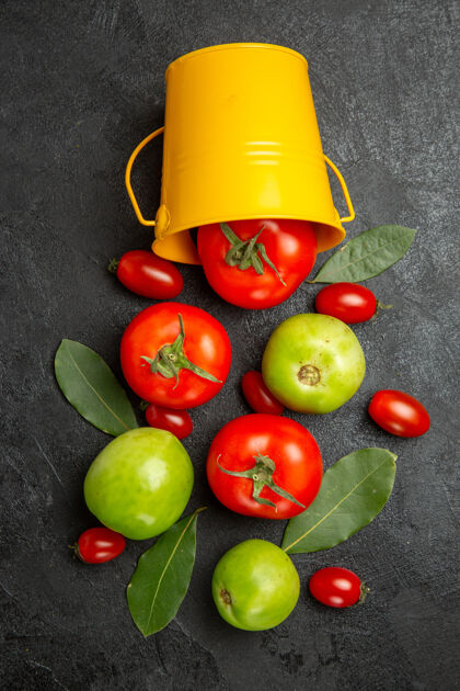 健康顶视图桶与红绿色和樱桃西红柿月桂叶在黑暗的背景素食水果西红柿