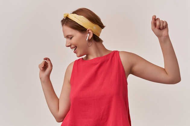 年轻女人穿着时髦的夏季流行的红色衬衫和白色的大手帕摆姿势肖像姿势手