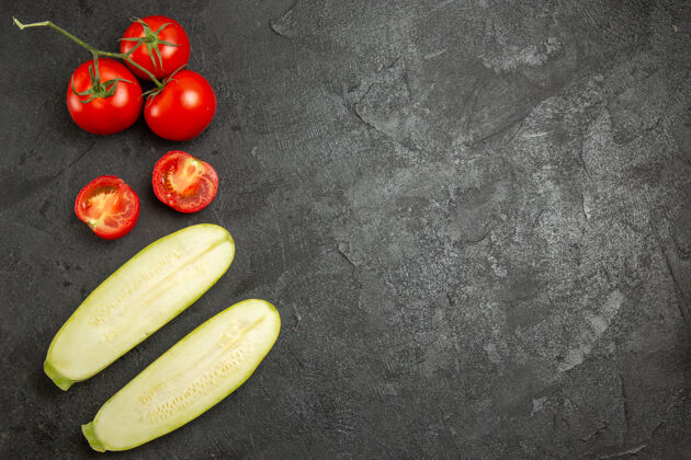 一餐新鲜红色西红柿的顶视图 灰色表面上有南瓜水果南瓜饮食