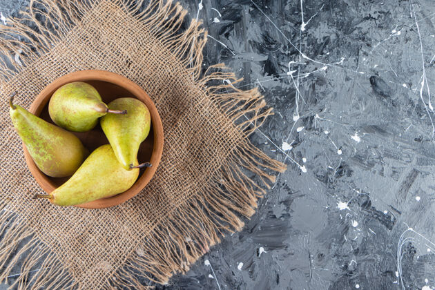 水果在大理石背景上放上一碗熟透的绿梨美味绿色健康