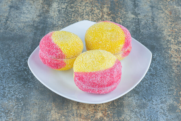 甜点桃子形状的自制饼干放在盘子里 放在大理石背景上盘子糖美味