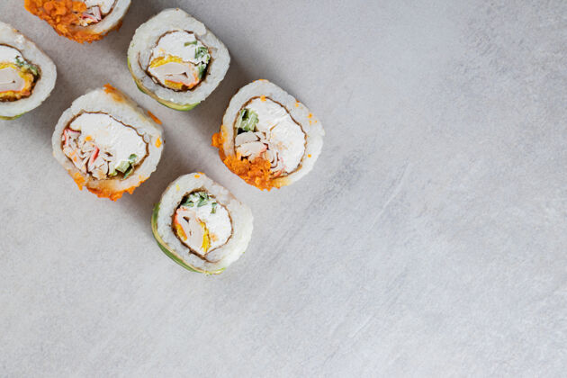 健康传统的寿司卷装饰着石头背景上的脆片海鲜食物美食