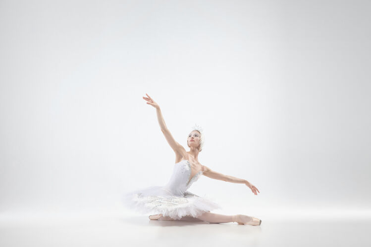 戏剧优雅的经典芭蕾舞演员在白色的工作室背景下跳舞穿着柔软衣服的女人像一只白天鹅优雅 艺术家 运动 动作和运动的概念看起来没有重量舞蹈情侣艺术家