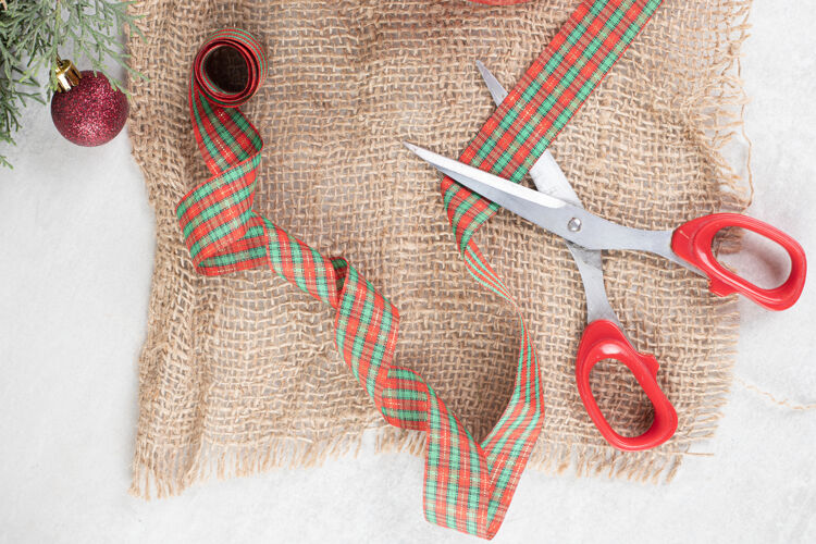玩具麻布上有剪刀的圣诞装饰品美味圣诞节美味