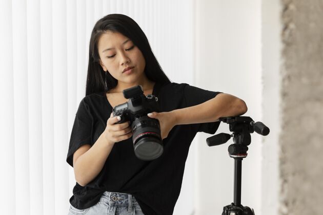 数码相机创意产品摄影师在工作室镜头摄影职业