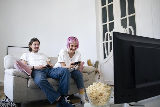 情侣可爱的情侣在家玩电子游戏女人男人乐趣