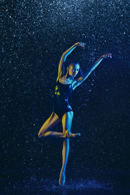 芭蕾舞演员年轻的女芭蕾舞演员在水滴和浪花下表演白种人模特在霓虹灯下跳舞迷人的女人芭蕾舞和当代舞蹈概念创意艺术照片优雅飞溅舞蹈