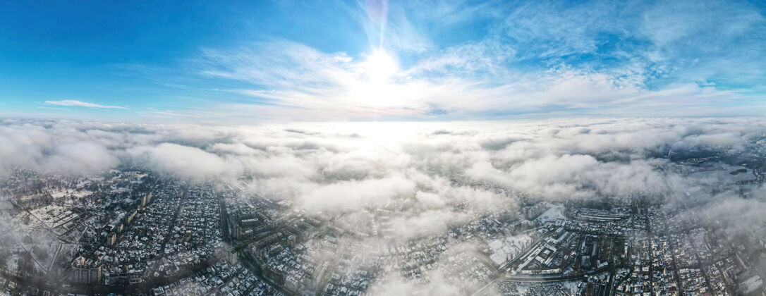 基希讷乌无人机俯瞰基希讷乌多个建筑物 道路 积雪和光秃秃的树木地方大门首都