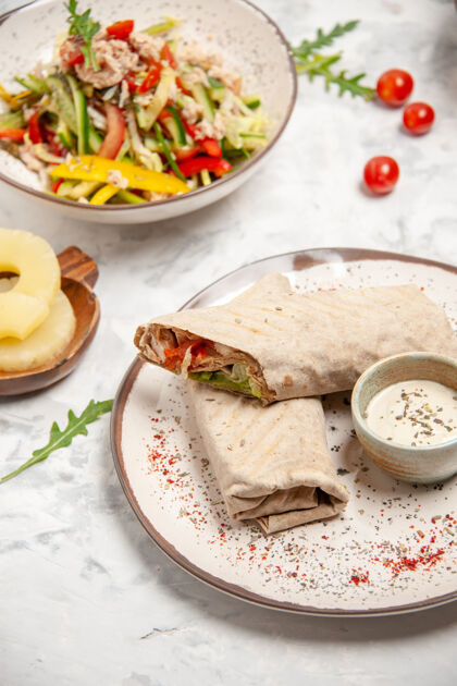 污渍健康纯素沙拉 菠萝干和薰衣草包在白色污渍表面的垂直视图餐厅盘子包装
