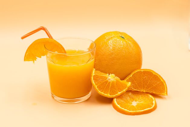 餐桌橙子片和橙汁杯的特写镜头液体美味特写