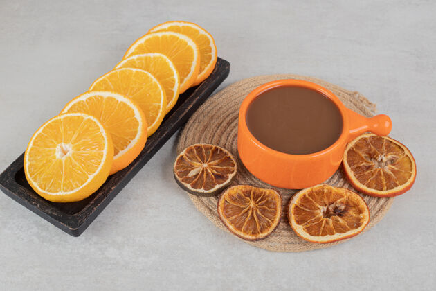 一餐一杯咖啡和一盘橙子片美味水果香味