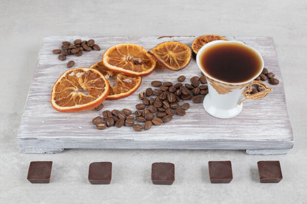 巧克力一杯浓缩咖啡 巧克力和橘子片放在木板上美味浓缩咖啡美味