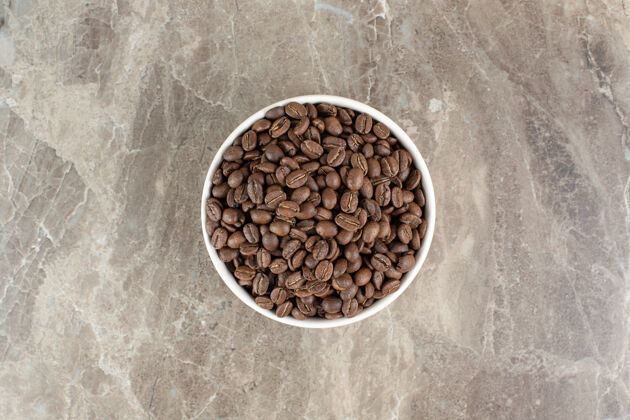 芳香白碗里的一堆咖啡豆一餐营养咖啡