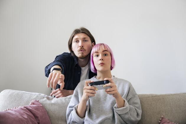 玩家年轻夫妇在家玩电子游戏女人男人游戏