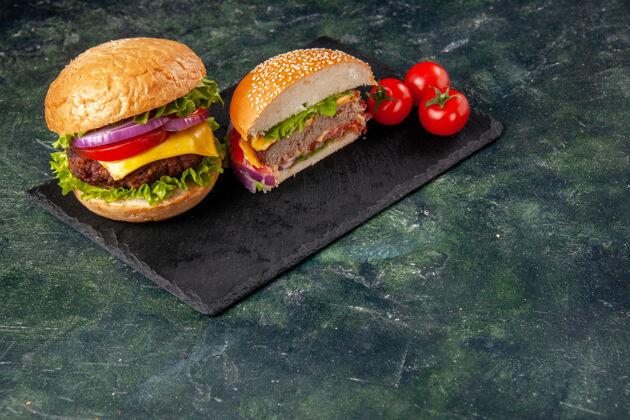 午餐全切各种美味三明治和西红柿的俯视图 在黑色托盘上 顶部为深色混合色表面番茄顶部切割