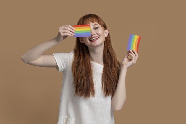自由有彩虹符号的红发女郎同性恋自豪同性恋自豪