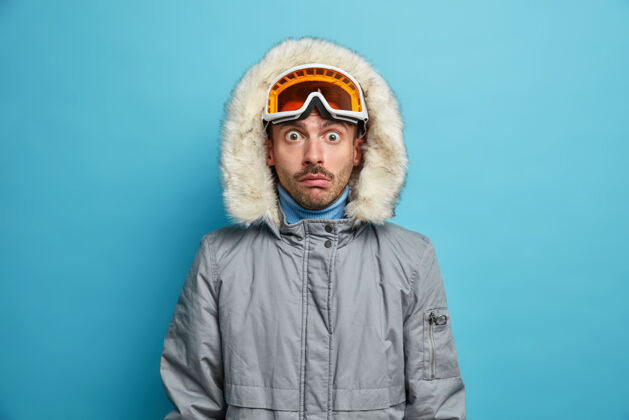 毛皮震惊的男性滑雪者戴着滑雪护目镜 穿着暖和的冬衣 眼睛被的眼睛盯着 假期在山上积极休息人人拼图