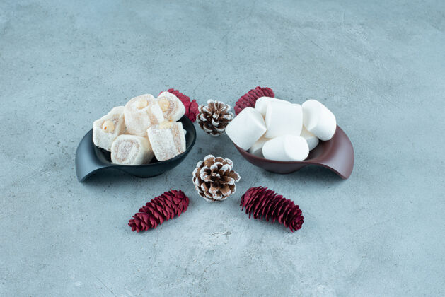 甜点甜美的白色棉花糖 大理石上有松果食物棉花糖圣诞节