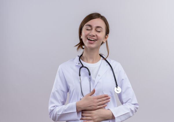 腹部年轻的女医生穿着医用长袍 戴着听诊器 双手放在肚子上 闭着眼睛 留着复印空间封闭空间听诊器