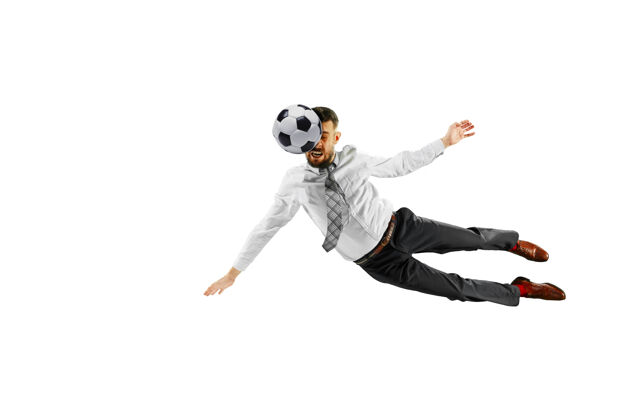 比赛一个年轻的商人在白色背景下踢足球的全长镜头企业家工作商人