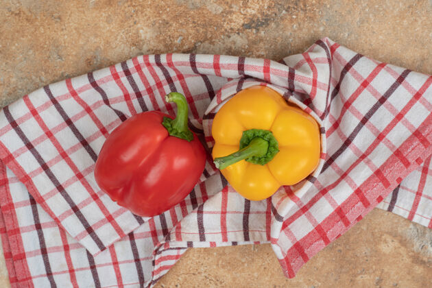 健康两个五颜六色的辣椒躺在桌布上美味蔬菜素食